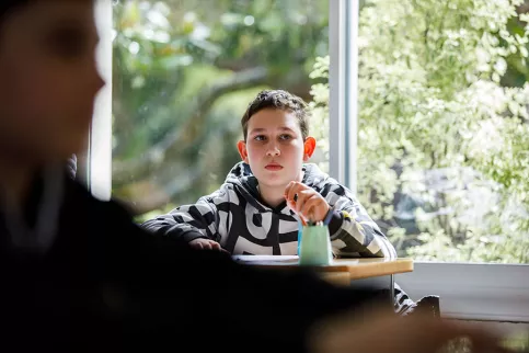 Un élève en classe au collège Saint Louis