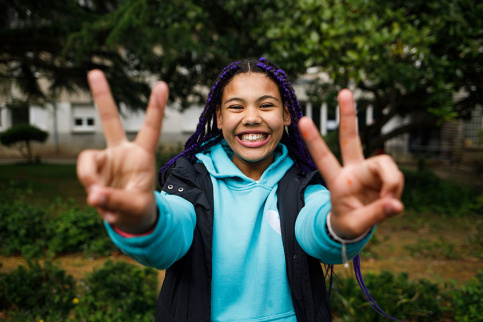 Une élève heureuse au collège Saint Louis