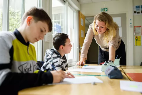 Professeur avec de élèves en classe