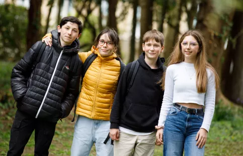 4 jeunes dans le parc du collège
